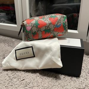 Brand new authentic Gucci pouch